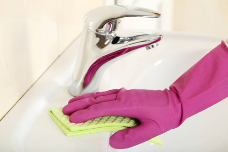 洗手间用手套清洁水龙头