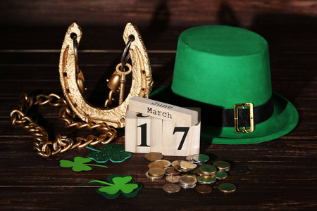 金色马蹄铁，有木制日历，绿色帽子，硬币和三叶草叶