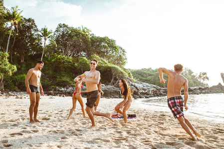 一群朋友在孤岛上的海滩上玩得很开心