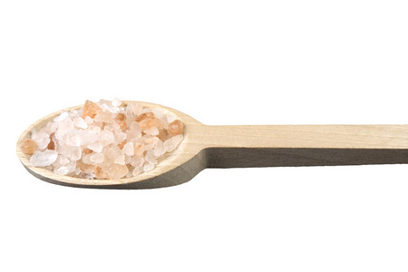 喜马拉雅粉红盐在木制勺子隔离在白色背景上。 特写镜头。