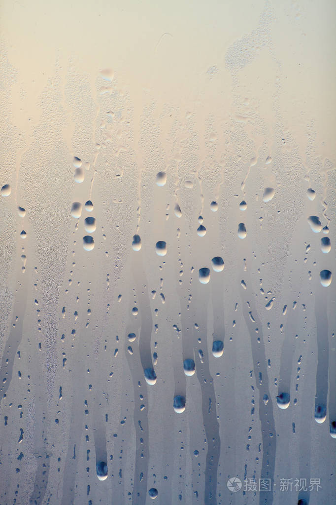 水滴在玻璃上窗户冷凝产生的天然水池背景