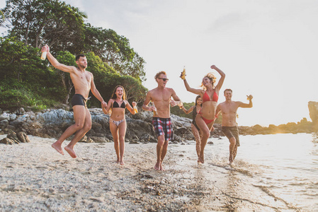 一群朋友在孤岛上的海滩上玩得很开心