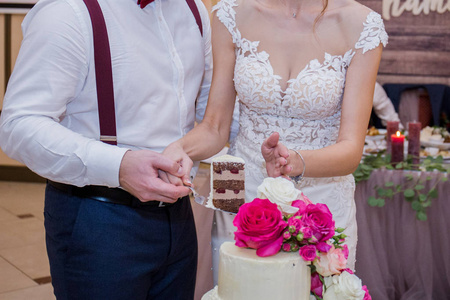 新娘和新郎一起切婚礼蛋糕