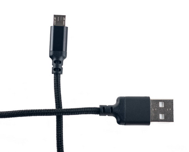 USB电缆交叉交叉在白色交叉特写。