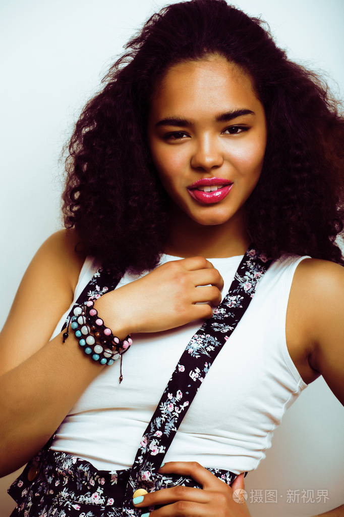 年轻漂亮的非裔美国女孩情绪摆在白色背景下的生活方式人们的概念