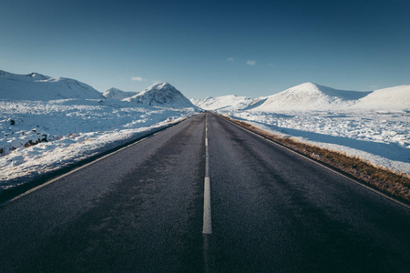 开阔的道路冬季雪山景观格伦科苏格兰