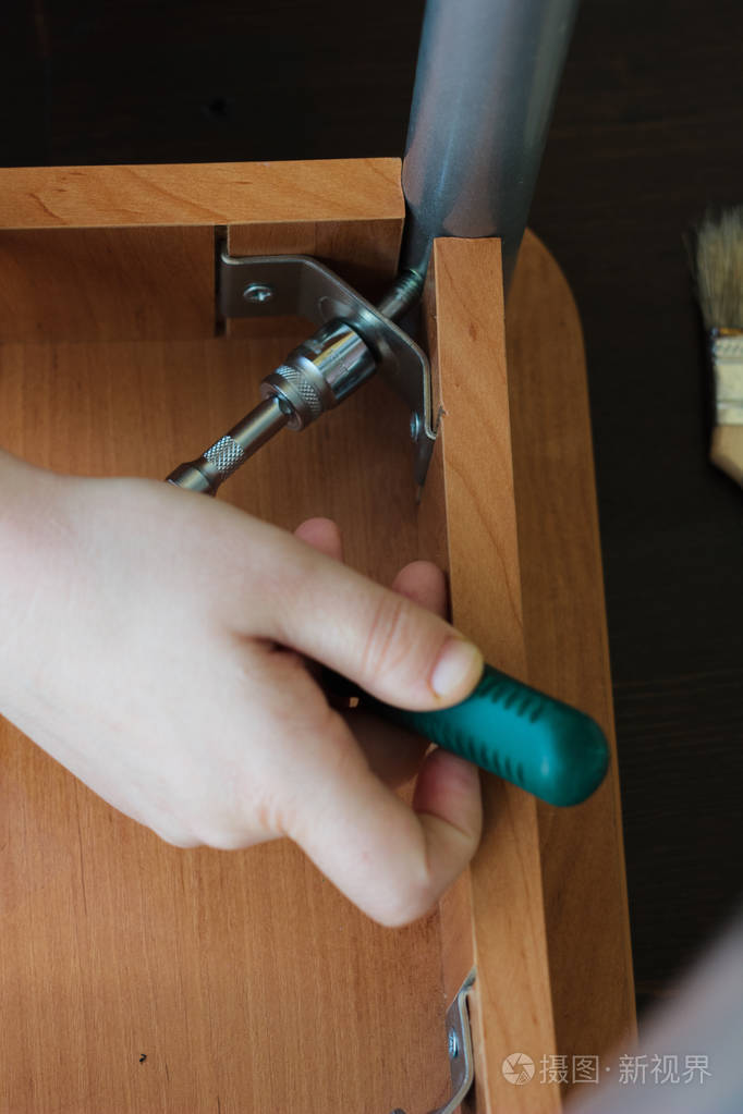 双手用扳手拧螺丝