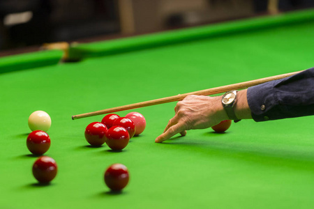 专注于球杆瞄准白球打破斯诺克台球斯诺克台球撞球,球杆,粉笔在绿色的