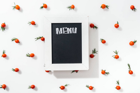 粉笔板的顶部视图，菜单字母在樱桃番茄和叶子中