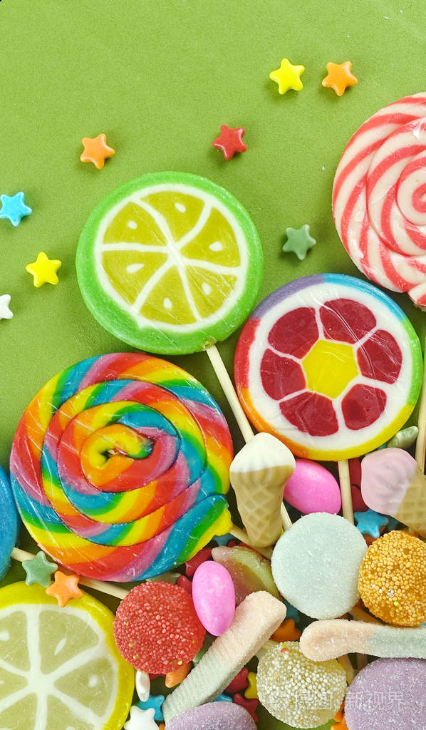 五颜六色的棒棒糖和不同颜色的糖果