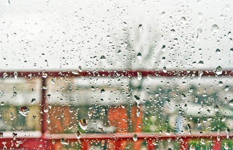 雨中的窗户玻璃被雨淋湿了，玻璃上的水滴