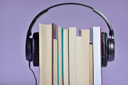 有声读物概念与书籍和耳机图片
