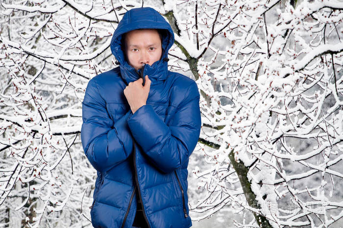 在户外穿着温暖的冬天衣服的人. 雪和寒冷