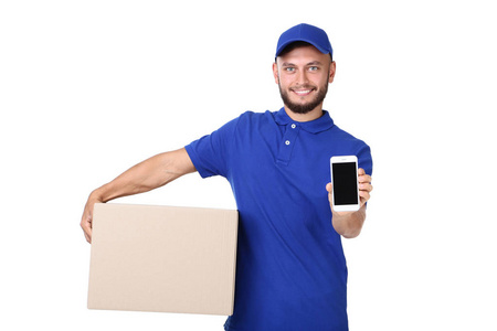 送货人与纸板箱和智能手机隔离白色背景