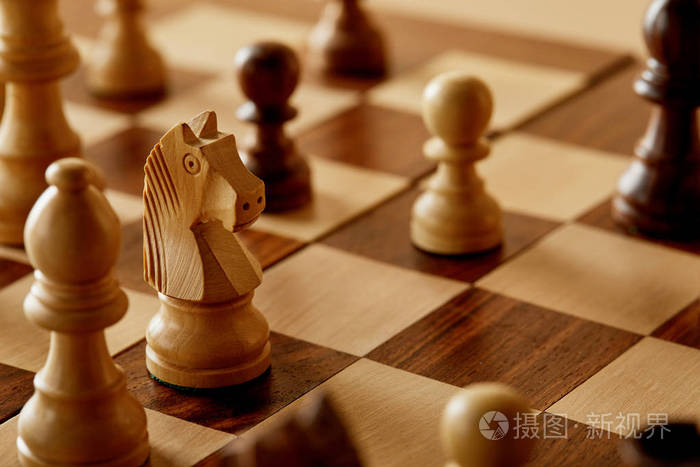 国际象棋对木制棋盘的选择性聚焦