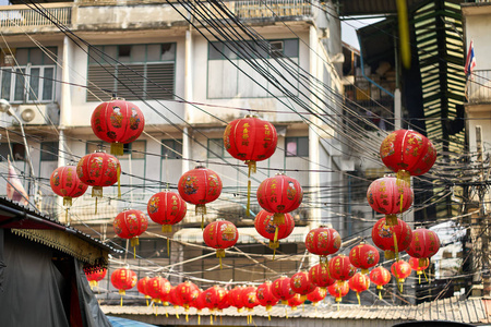 亚洲城市街道装饰着传统的红色中国灯笼