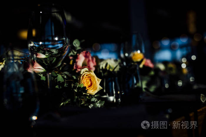 豪华餐桌设置为精致的餐饮和玻璃器皿美丽的模糊背景 参加婚礼 准备节日逾越节圣诞节和光明节晚餐之夜 婚礼 生日和庆祝活动的道 照片 正版商用图片191kx3 摄图新视界 豪华餐桌设置为精致的餐饮和玻璃器皿美丽的模糊背景 参加婚礼 准备节日逾越节圣诞节和光明节晚餐之夜 婚礼 生日和庆祝活动的道 照片 正版商用图片191kx3 摄图新视界