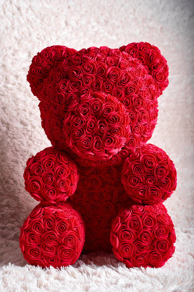 玫瑰红熊送情人节礼物或生日礼物,背景模糊