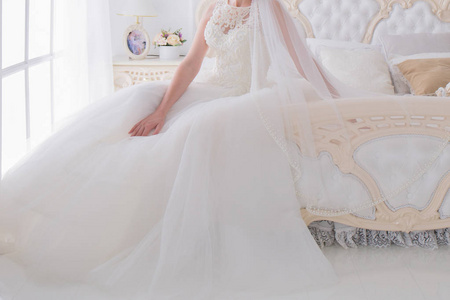 新娘穿着婚纱在明亮的房间里