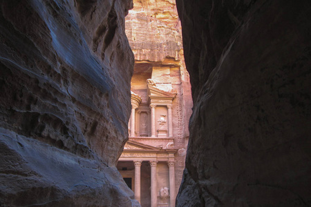 从约旦佩特拉古城的AdDeir修道院的一个洞穴中看到令人惊叹的景色。