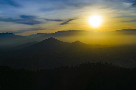 日落景色从塔楼角度鸟瞰圣地亚哥德智利安第斯山脉