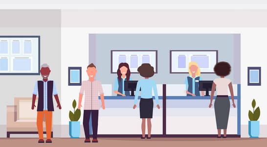 混合种族人在柜员柜台访客和工作者在财务咨询中心与候车室现代银行