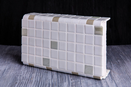 浴室和厨房用白色不透明的角瓷砖照片