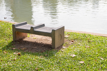 公园里湖边的石凳。