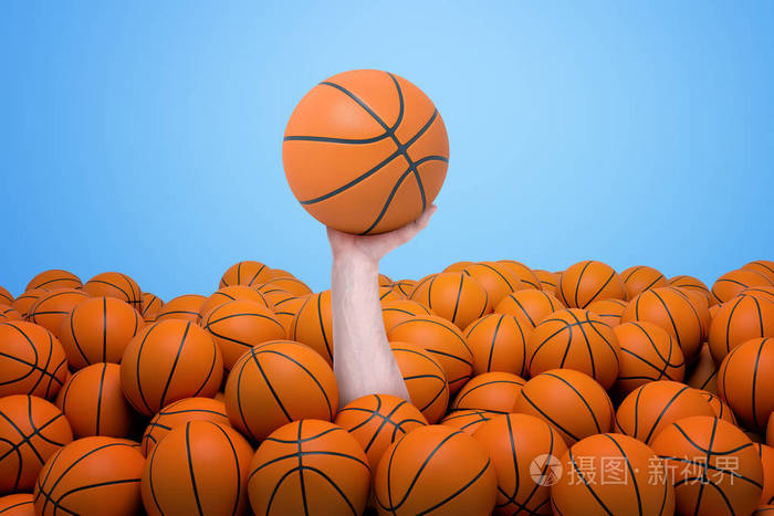手出现在一堆橙色篮球球举行一个蓝色背景