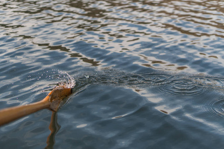 在阳光明媚的日子里, 湖面在水中划船照片