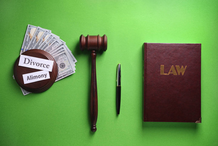 赡养费和离婚与金钱法官槌和法律书的颜色背景