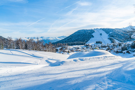 冬季景观与雪覆盖阿尔卑斯山和倾斜坡在西菲尔德在奥地利的蒂罗尔州。 奥地利冬季
