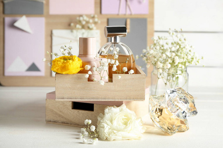 桌上放着香水和鲜花的盒子