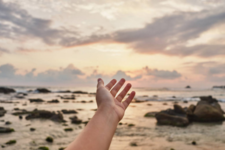 女孩伸手到云端.女孩把她的手拉到海里照片