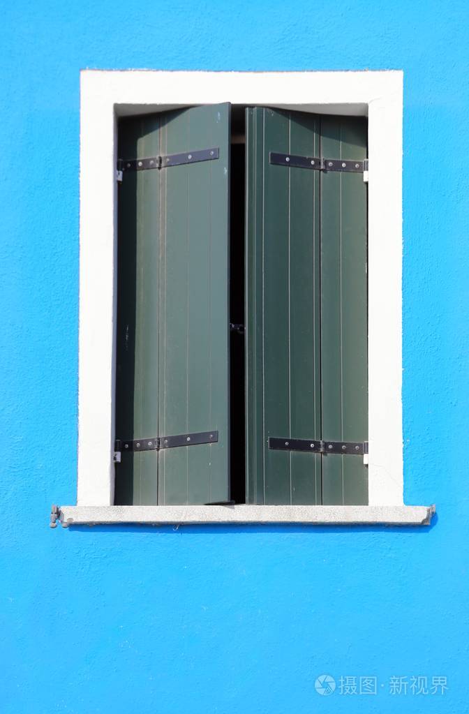 带封闭百叶窗和浅蓝色墙壁的单长方形窗户