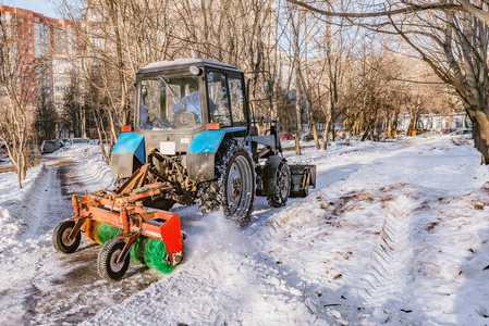 在冬天的时候在街上工作的雪清洁工。