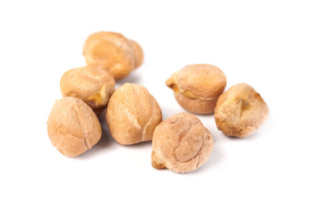 白色背景健康食品中分离的干生有机鹰嘴豆