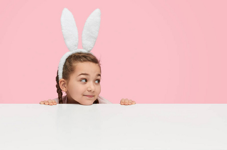 在白色兔子耳朵的有趣的小女孩