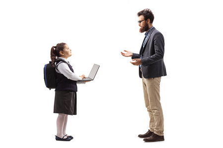 一个穿着制服的小女孩手持笔记本电脑，在白色背景下聆听老师的独白