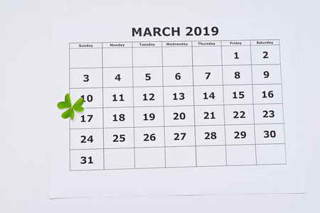 与选定日期的纸日历表的特写镜头视图3月17日