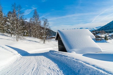 冬季景观与雪覆盖阿尔卑斯山在西菲尔德在奥地利的蒂罗尔州。 奥地利冬季