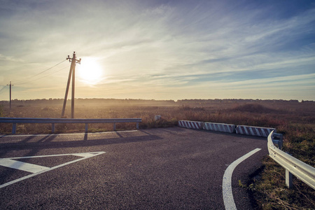 封闭的道路转弯。未完成的道路