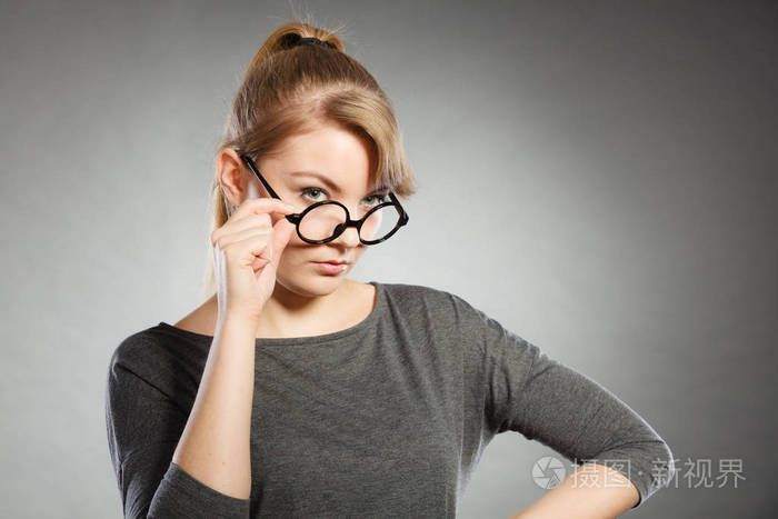 愤怒,紧张,烦恼的女孩肖像. 充满负面情绪的人类.