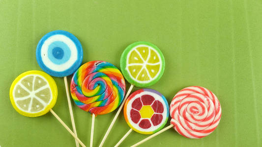 五颜六色的棒棒糖和不同颜色的糖果