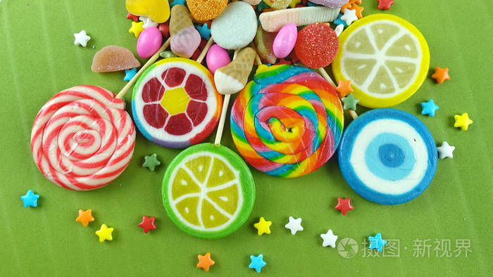 五颜六色的棒棒糖和不同颜色的糖果