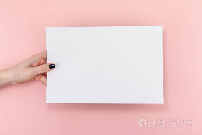照片 创意平躺顶部的女人手黑色指甲与空的a4纸页模拟在粘贴千禧粉纸