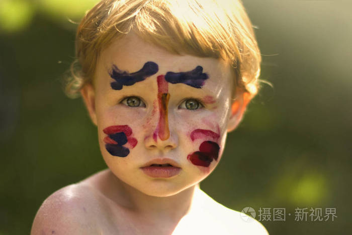 一个孩子,有一张画着的脸,以印度夏季儿童游戏的形式出现.
