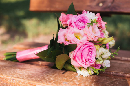 美丽的新娘捧花，粉红色的玫瑰花