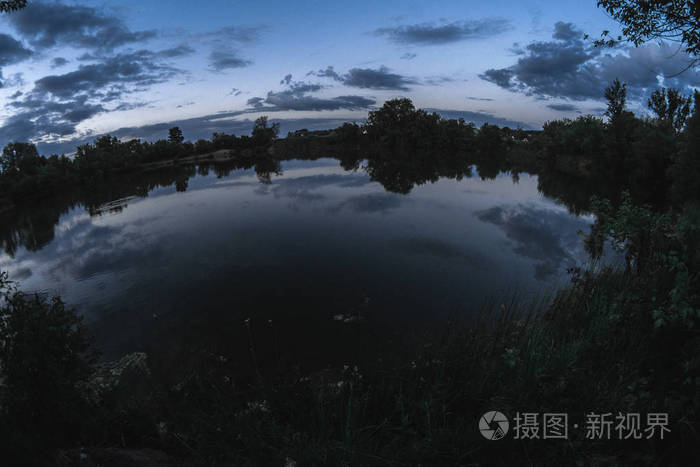 池塘上的夜晚风景