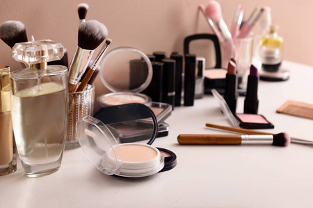 化妆台上有刷子的专业化妆化妆品照片